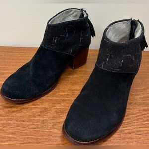 TOMS Leila ankle booties black suede dotted wool back fringe zipper size 8
